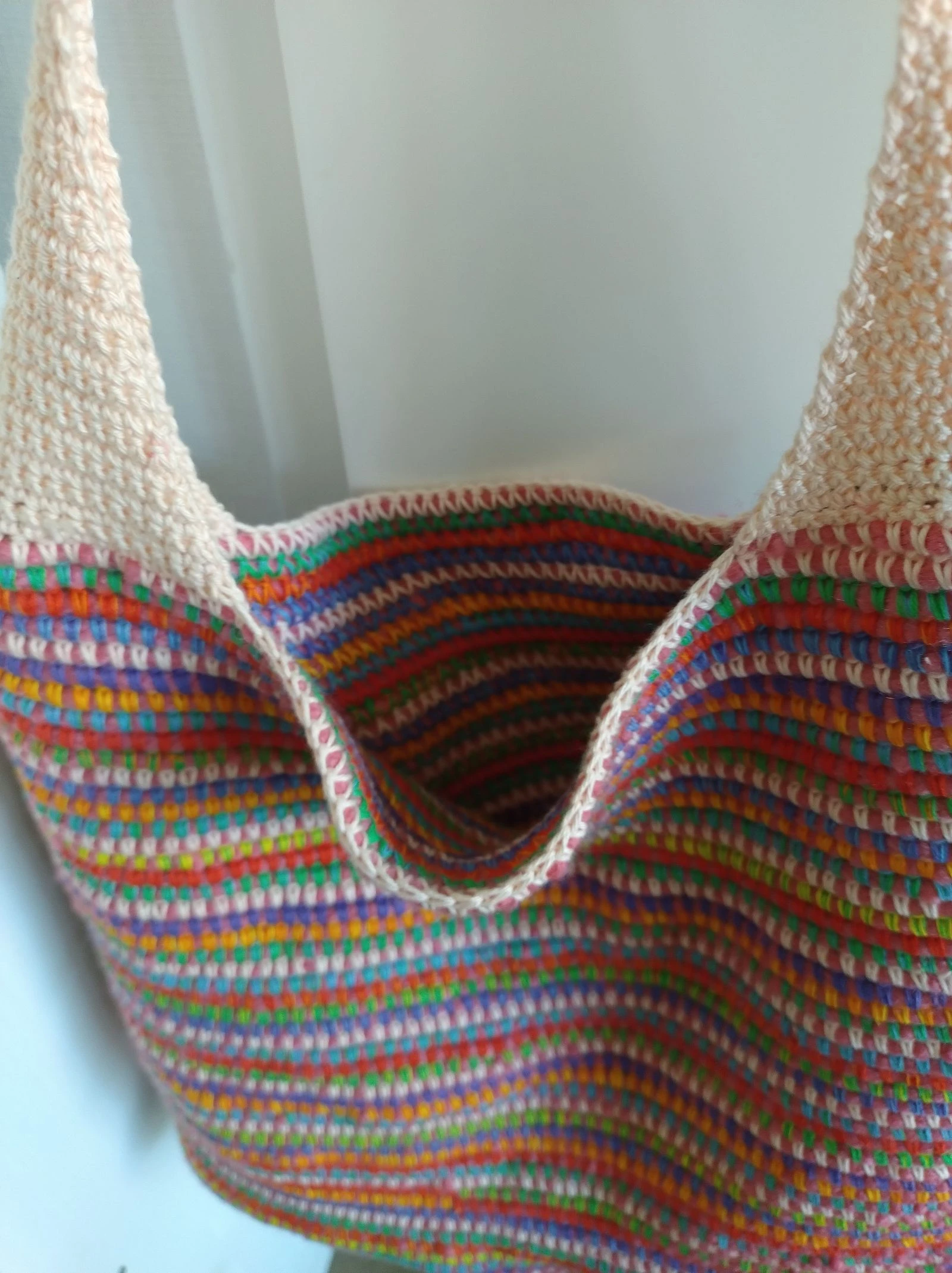 Bolso de hombro hecho a mano con ganchillo en colores del arcoíris – photo 2